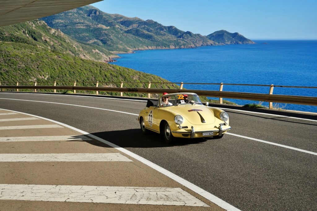 Immagine auto storica su strada asfaltata
