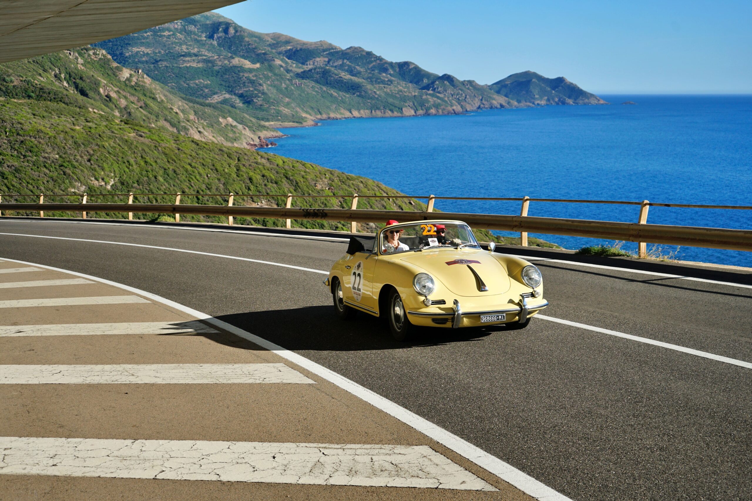 Immagine auto storica su strada asfaltata