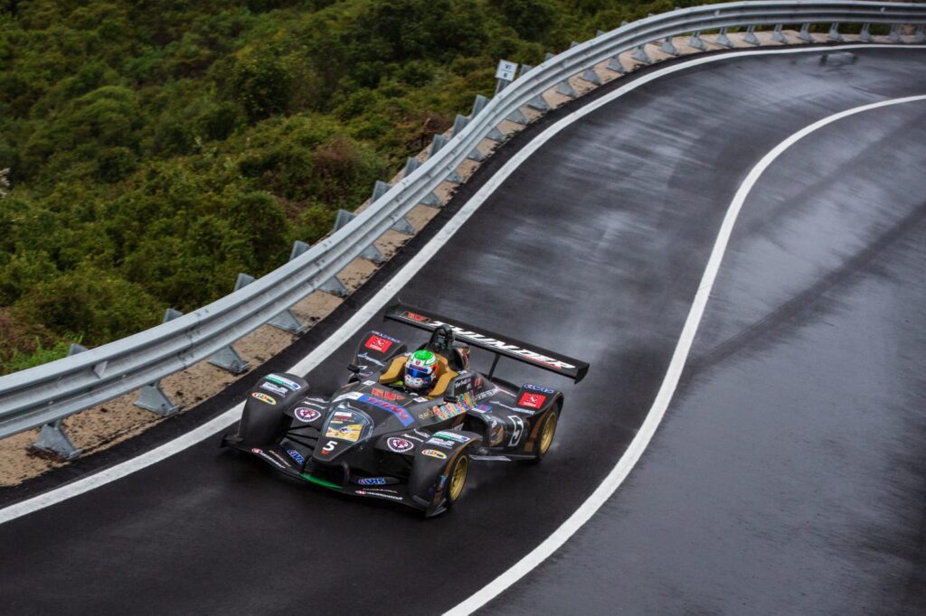 Immagine auto da corsa su strada asfaltata