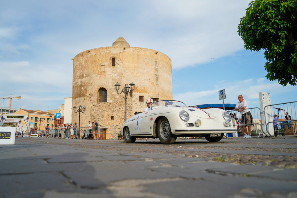 Immagine auto storica su strada asfaltata