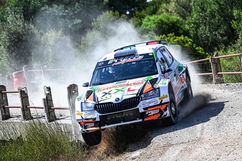 Immagine auto da corsa su strada bianca