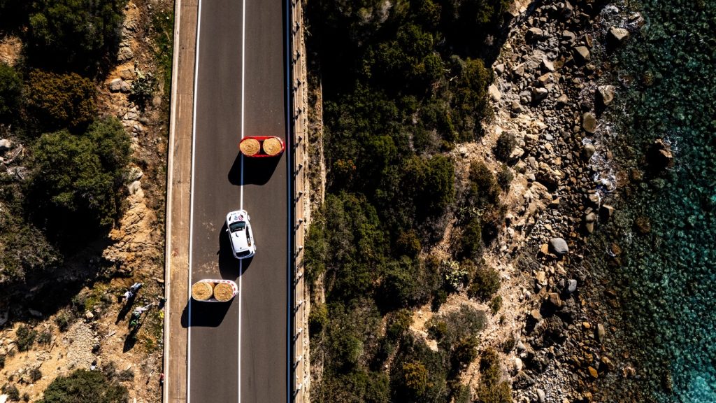 Immagine auto da corsa su strada asfaltata