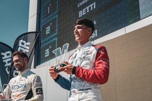 Giorgio Basoli firma una strepitosa doppietta a Vallelunga e balza al comando del Campionato Legend Cars Trophy 2026